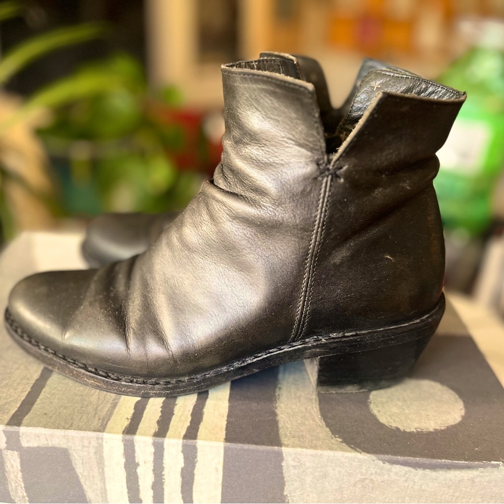 Amazing pair of Rusty Rocker booties by Fiorentini + Baker! Black, size 38/7.5